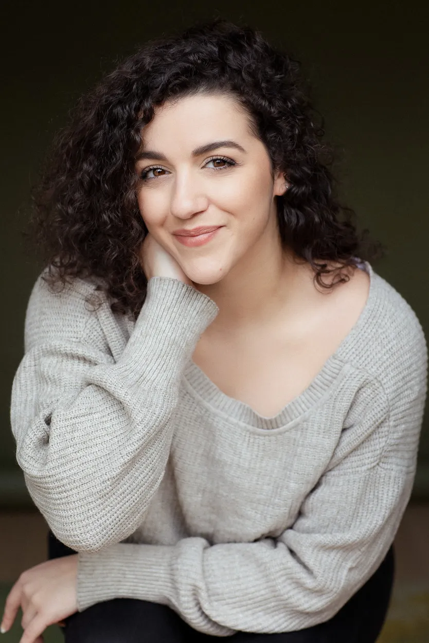 Margaux Kadi en tenue année 80, image en noir et blanc