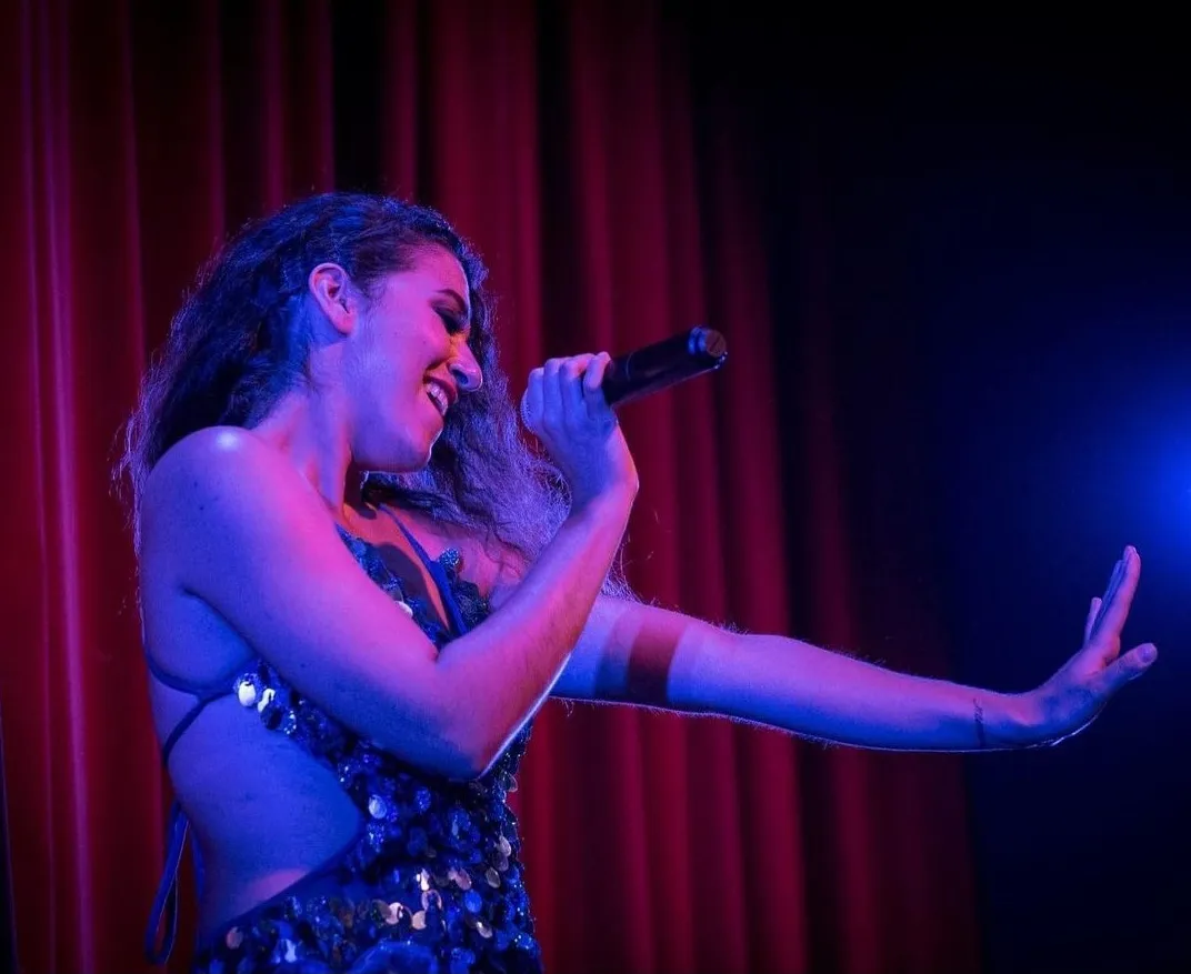 Margaux Kadi sur scène en cabaret